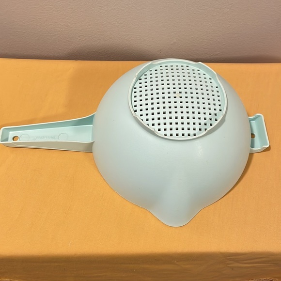 Vintage large green Tupperware strainer EUC! - Picture 5 of 5